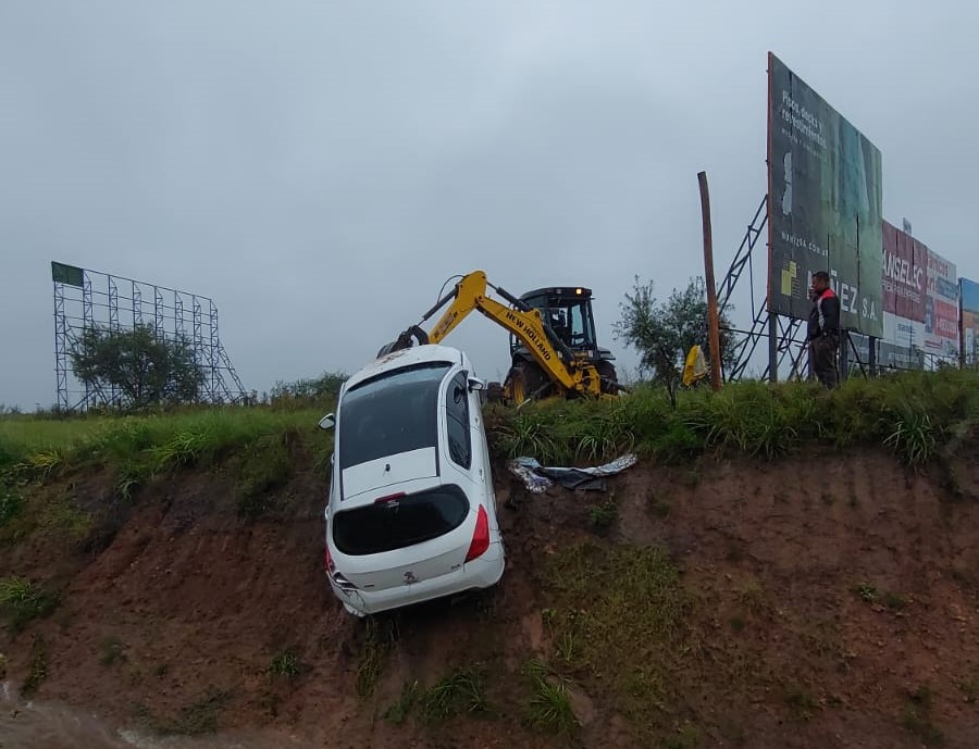 Funes: un auto cayó al zanjón en la autopista y fue rescatado por personal municipal